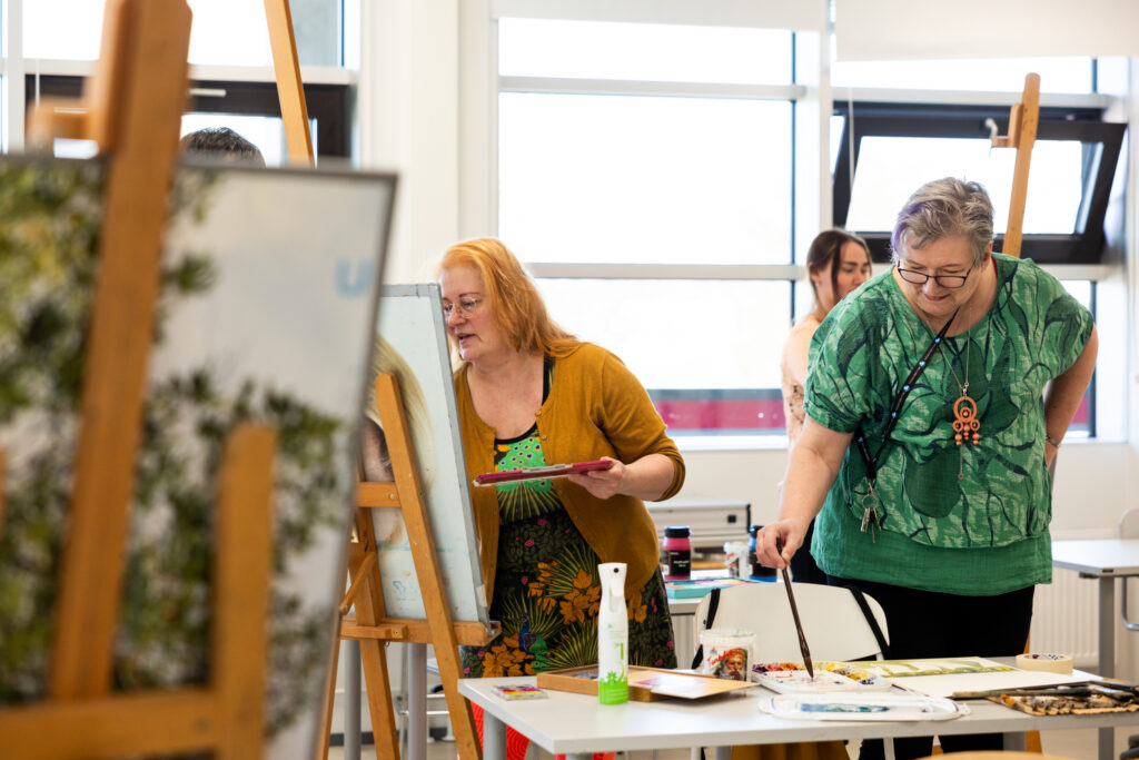 Ihmisiä maalaamassa